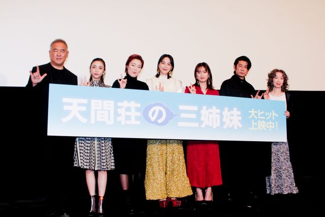 のん、個性的な装いで登場！門脇麦らと『天間荘の三姉妹』公開記念舞台挨拶（26枚目）