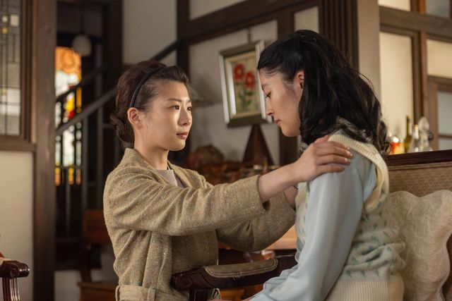 優未（川床明日香）の肩に手を乗せて…「虎に翼」第24週「女三人あれば身代が潰れる？」第119回：フォトギャラリー