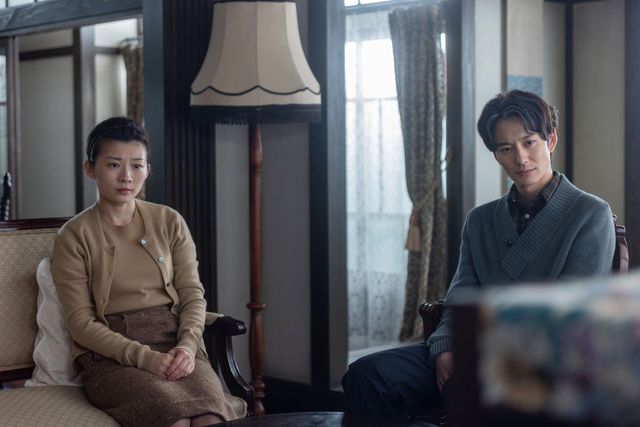 優未（川床明日香）の肩に手を乗せて…「虎に翼」第24週「女三人あれば身代が潰れる？」第119回（3枚目）