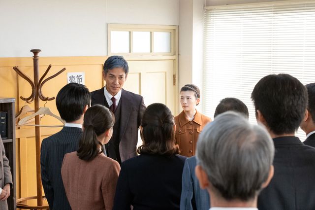 優未（川床明日香）の肩に手を乗せて…「虎に翼」第24週「女三人あれば身代が潰れる？」第119回（5枚目）