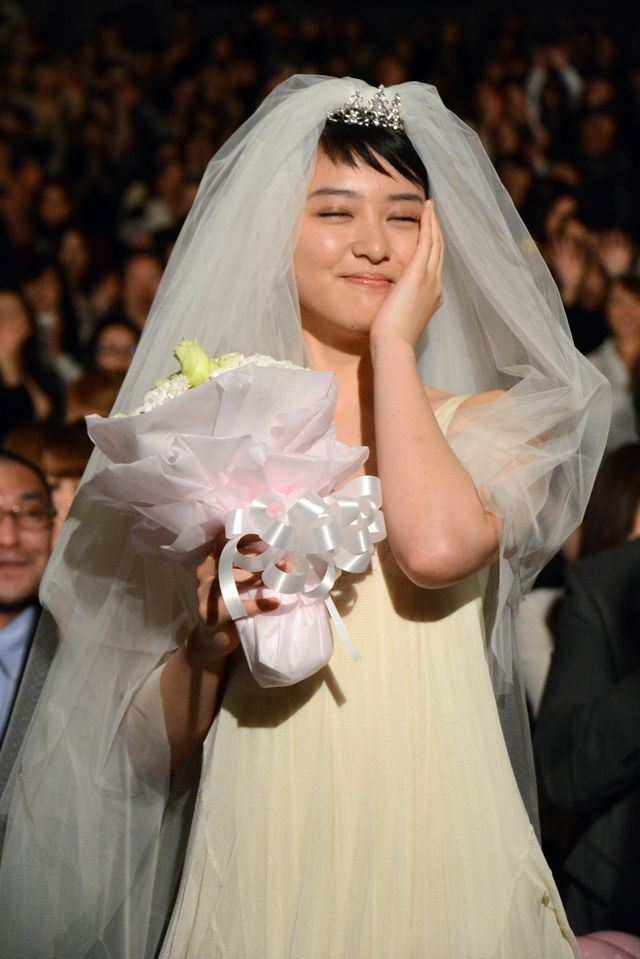 武井咲のウエディングドレス姿！フォトギャラリー（2枚目）
