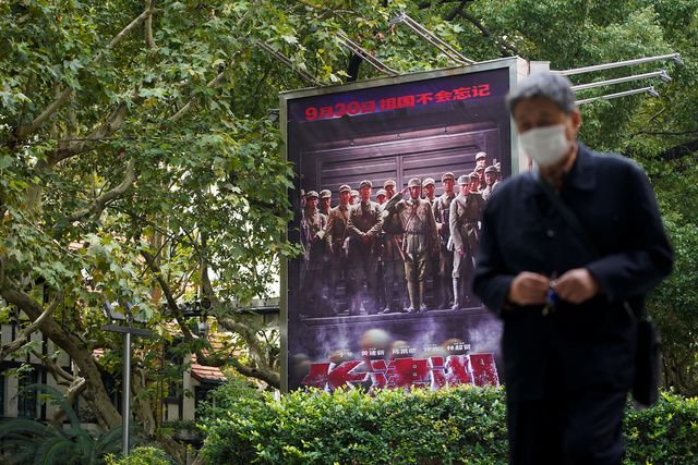 写真は映画のポスター。上海で10月撮影