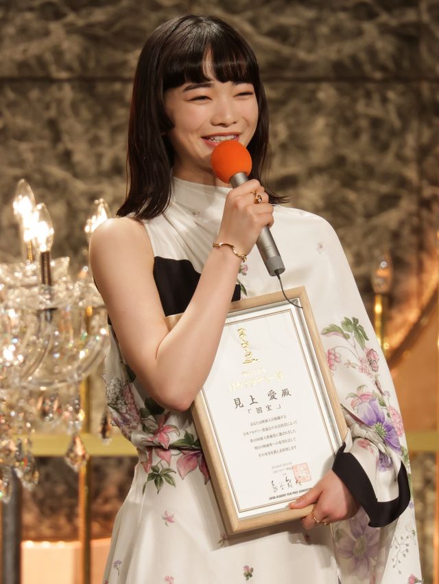 新人俳優賞を受賞した見上愛