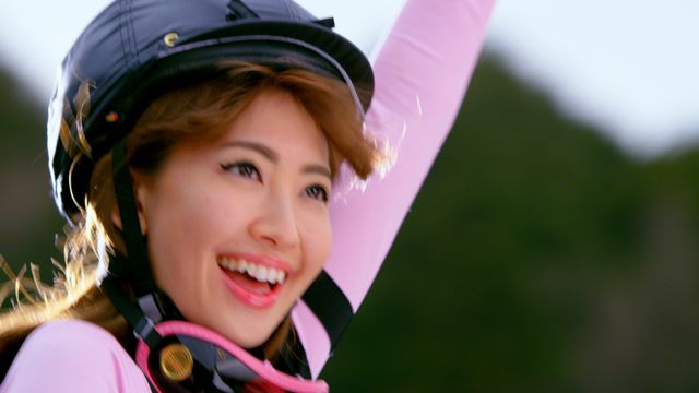 小嶋陽菜、下着姿で馬と共演！フォトギャラリー（4枚目）