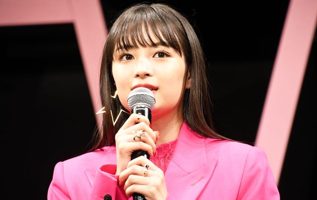 広瀬すず＆吉沢亮、ポーズ決める！映画『一度死んでみた』完成披露ミサ：フォトギャラリー