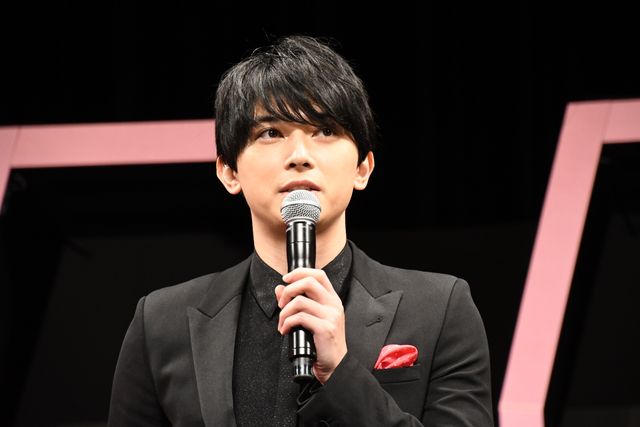 広瀬すず＆吉沢亮、ポーズ決める！映画『一度死んでみた』完成披露ミサ（8枚目）