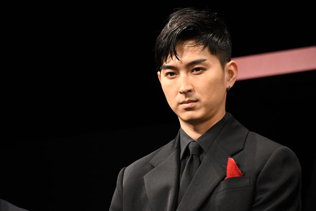 広瀬すず＆吉沢亮、ポーズ決める！映画『一度死んでみた』完成披露ミサ（14枚目）