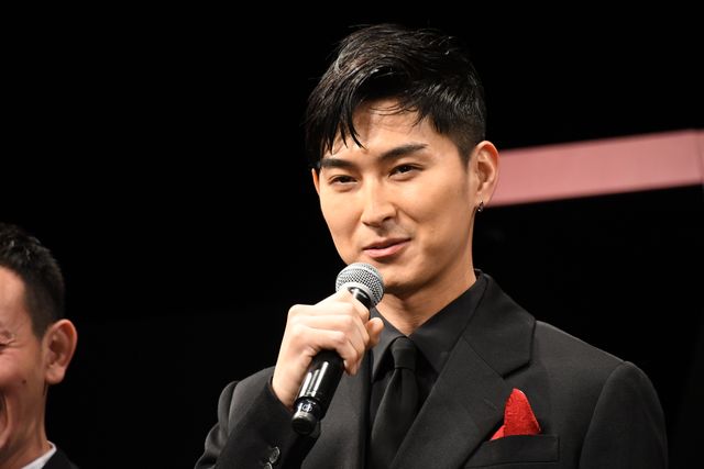 広瀬すず＆吉沢亮、ポーズ決める！映画『一度死んでみた』完成披露ミサ（21枚目）