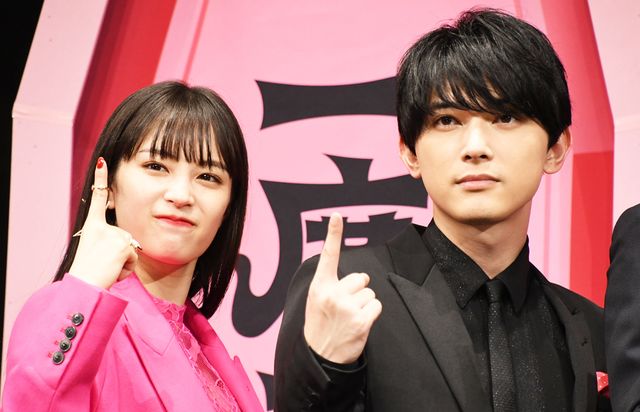 広瀬すず＆吉沢亮、ポーズ決める！映画『一度死んでみた』完成披露ミサ（25枚目）