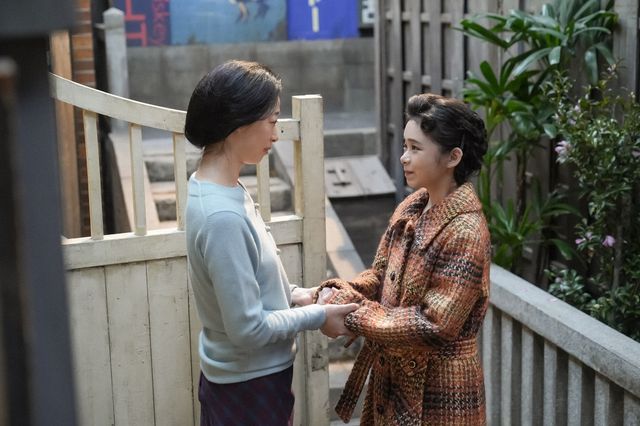 手を取り合う麻里（市川実和子）とスズ子（趣里）…「ブギウギ」第123回の場面写真：フォトギャラリー