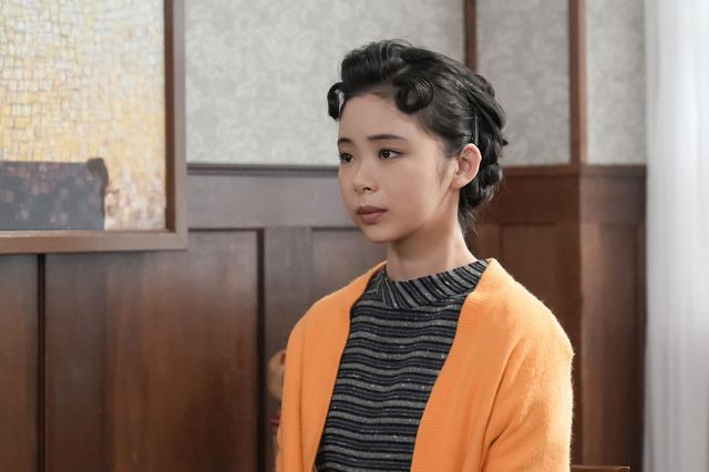 手を取り合う麻里（市川実和子）とスズ子（趣里）…「ブギウギ」第123回の場面写真（3枚目）