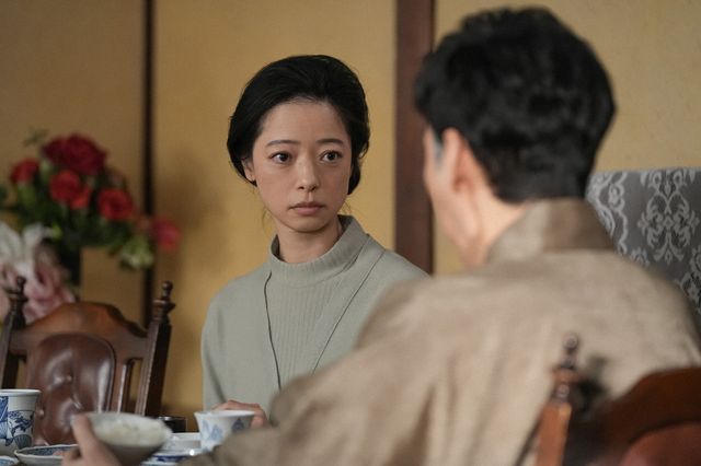 手を取り合う麻里（市川実和子）とスズ子（趣里）…「ブギウギ」第123回の場面写真（4枚目）