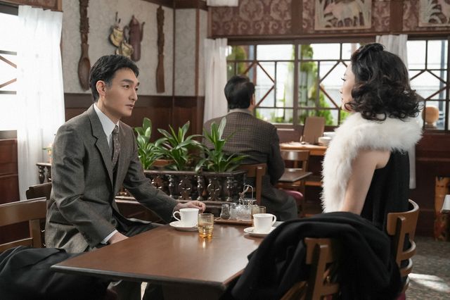 手を取り合う麻里（市川実和子）とスズ子（趣里）…「ブギウギ」第123回の場面写真（5枚目）