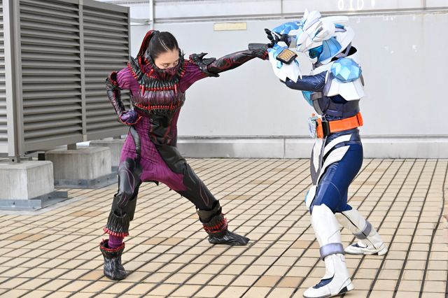 変身するりんね、隣にはラケシス！「仮面ライダーガッチャード」第39話場面カット（5枚目）