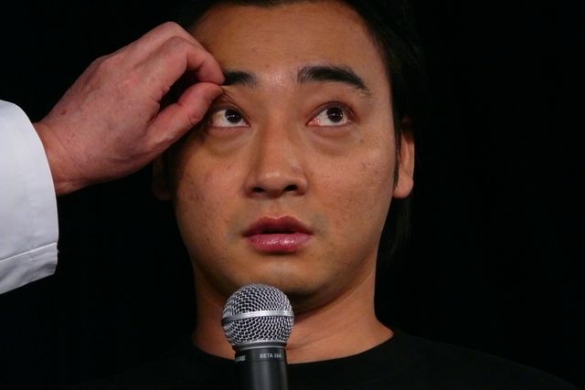 ここをこうして……高須院長の手がジャンポケ斉藤に！フォトギャラリー：フォトギャラリー