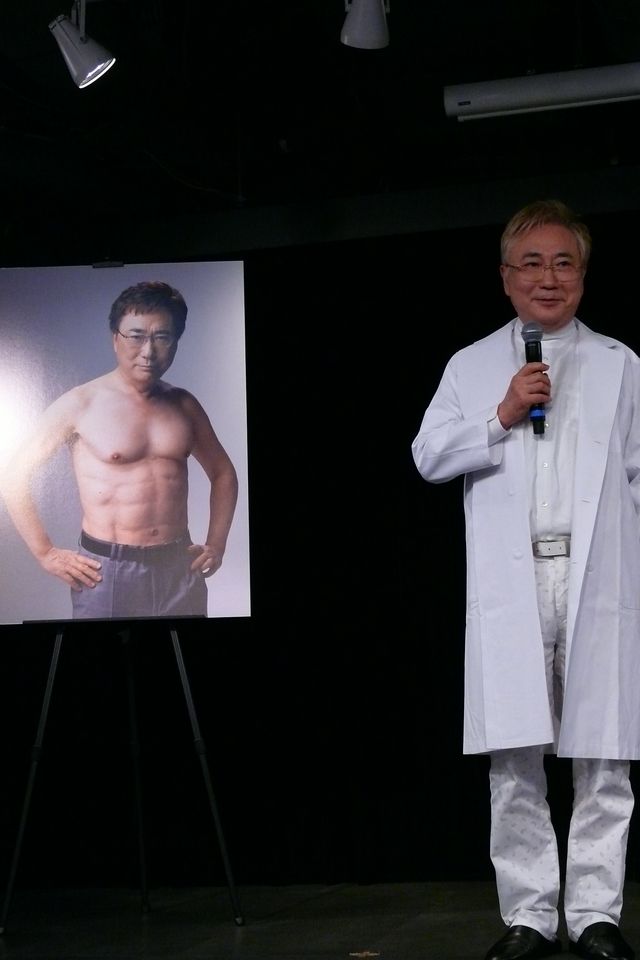 ここをこうして……高須院長の手がジャンポケ斉藤に！フォトギャラリー（2枚目）