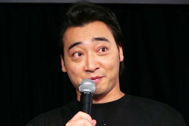 ここをこうして……高須院長の手がジャンポケ斉藤に！フォトギャラリー（5枚目）