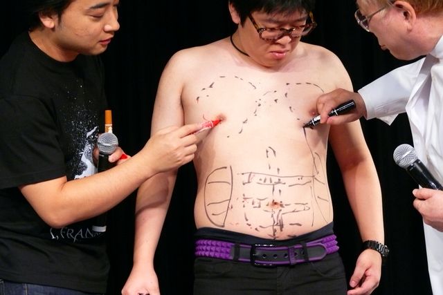 ここをこうして……高須院長の手がジャンポケ斉藤に！フォトギャラリー（9枚目）