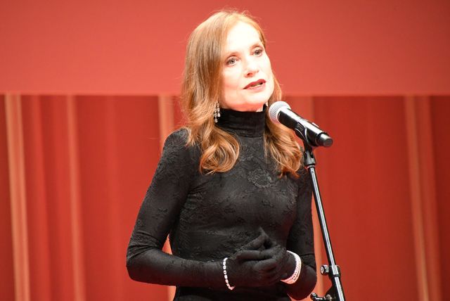 イザベル・ユペール「映画も私たちを必要としている」第34回東京国際映画祭オープニングセレモニー：フォトギャラリー