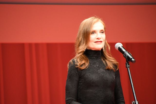 イザベル・ユペール「映画も私たちを必要としている」第34回東京国際映画祭オープニングセレモニー（30枚目）