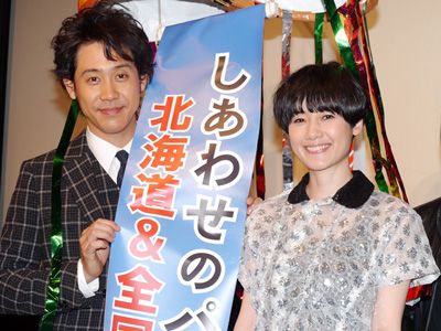 本作で夫婦役を演じた大泉洋と、原田知世