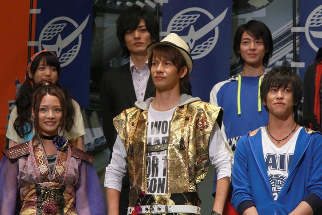 鎧武とウィザードがバトンタッチ！『仮面ライダー×仮面ライダー』完成披露舞台あいさつ：フォトギャラリー