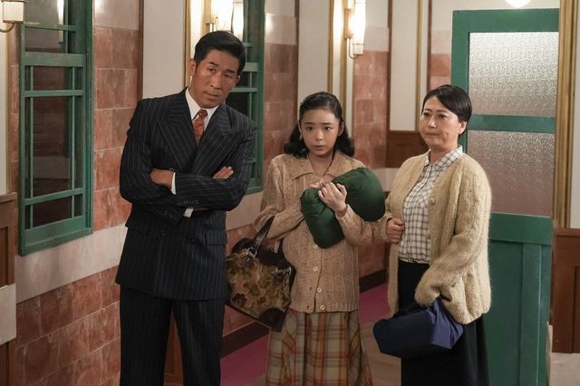 雑誌記者に写真を撮られ…「ブギウギ」第82回の場面写真（2枚目）