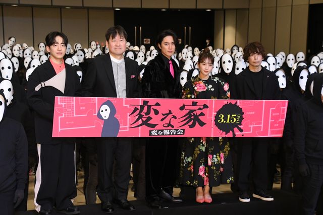 大量の“雨男”出現、本編上映もナシ！間宮祥太朗＆佐藤二朗ら登壇『変な家』変な報告会（2枚目）