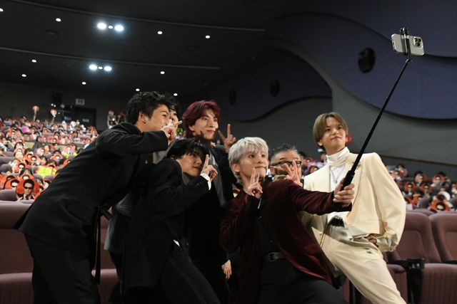 JO1＆FANTASTICSが仲良く自撮り！『逃走中 THE MOVIE』初日舞台あいさつ：フォトギャラリー