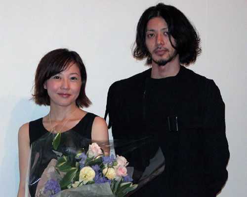 くしくも初日が32歳の誕生日の西川美和監督と、その監督に花束を贈呈したオダギリジョー