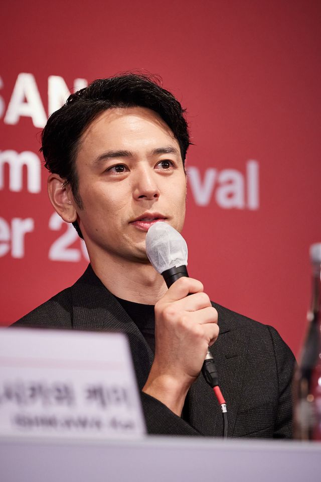 第27回釜山国際映画祭の記者会見に登壇した妻夫木聡