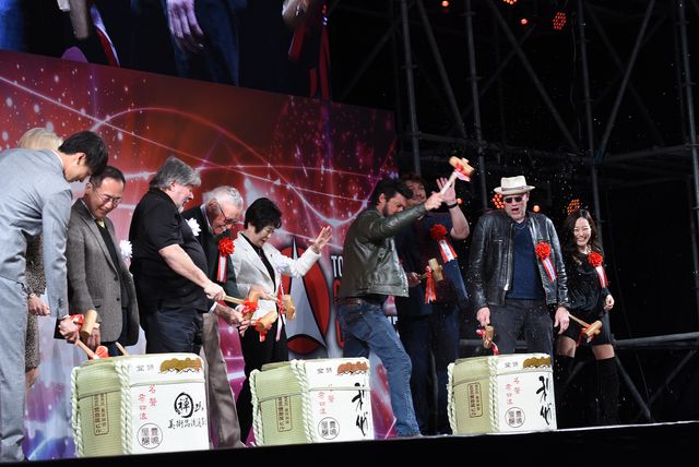 カール・アーバンの勢いが…竹内涼真らと鏡開き！「東京コミコン2017」オープニングセレモニー