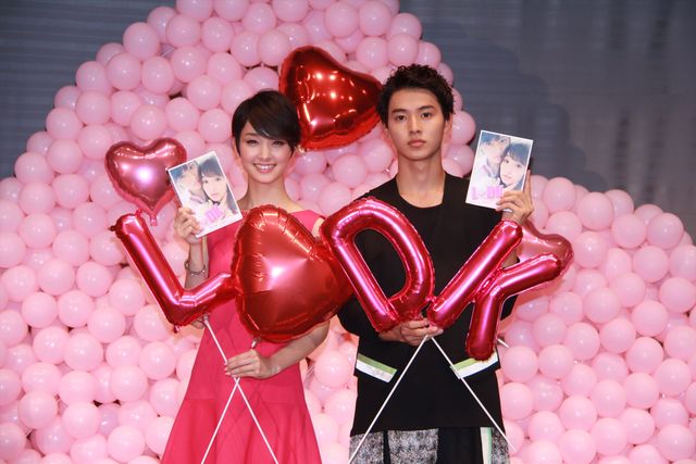 剛力彩芽と山崎賢人のまわりにハートがいっぱい！映画『L・DK』ブルーレイ＆DVD発売記念イベント写真ギャラリー：フォトギャラリー