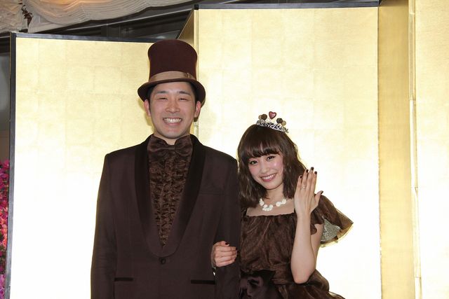 高橋愛＆あべこうじがバレンタイン婚！結婚会見フォトギャラリー（2枚目）