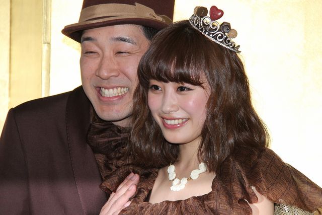 高橋愛＆あべこうじがバレンタイン婚！結婚会見フォトギャラリー（6枚目）