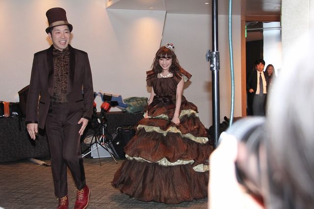 高橋愛＆あべこうじがバレンタイン婚！結婚会見フォトギャラリー（8枚目）