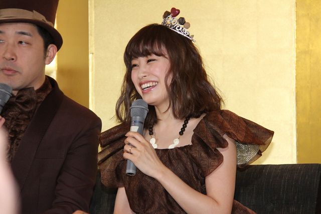 高橋愛＆あべこうじがバレンタイン婚！結婚会見フォトギャラリー（12枚目）