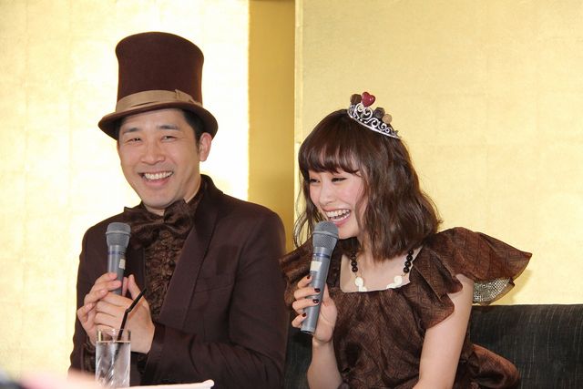 高橋愛＆あべこうじがバレンタイン婚！結婚会見フォトギャラリー（15枚目）