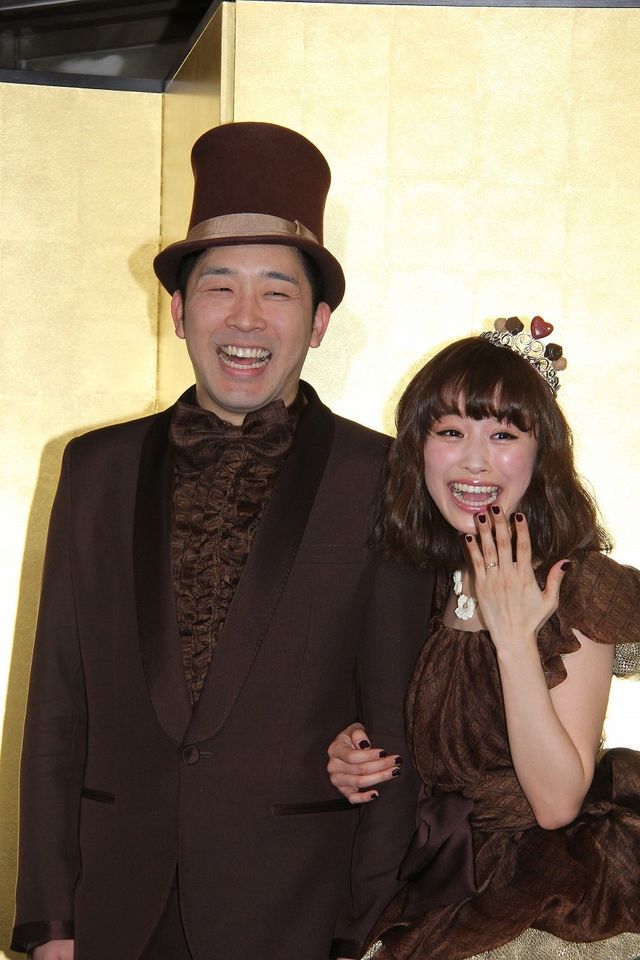 高橋愛＆あべこうじがバレンタイン婚！結婚会見フォトギャラリー（17枚目）