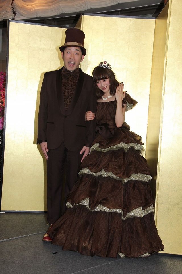 高橋愛＆あべこうじがバレンタイン婚！結婚会見フォトギャラリー（19枚目）