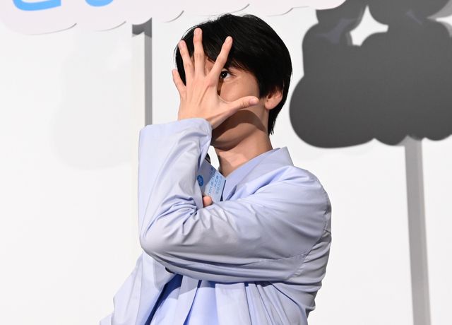 萩原利久が大きな手で顔を隠す…映画『今日の空が一番好き、とまだ言えない僕は』公開記念舞台あいさつ：フォトギャラリー