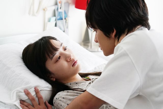 永野芽郁＆北村匠海の肩寄せショット！映画『君は月夜に光り輝く』場面写真＜全10枚＞（8枚目）