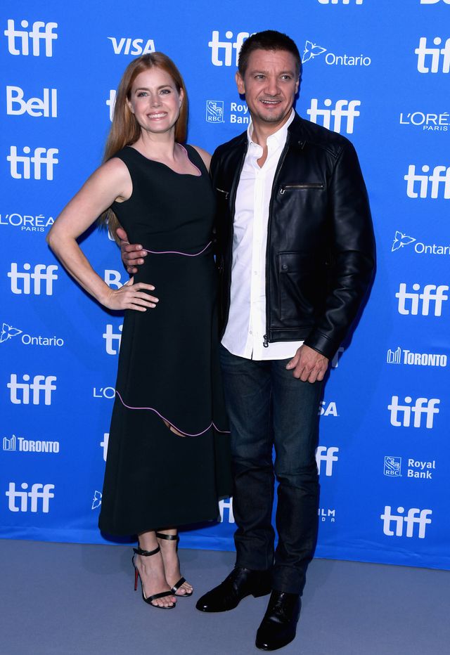 ジェレミー・レナーを笑顔で見つめるエイミー・アダムス！第41回トロント映画祭フォトギャラリー（2枚目）