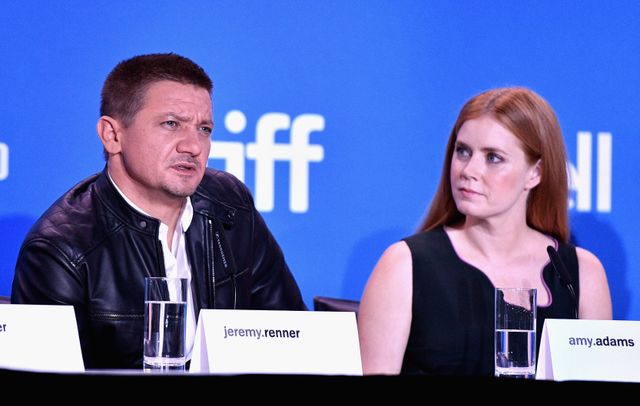 ジェレミー・レナーを笑顔で見つめるエイミー・アダムス！第41回トロント映画祭フォトギャラリー（4枚目）