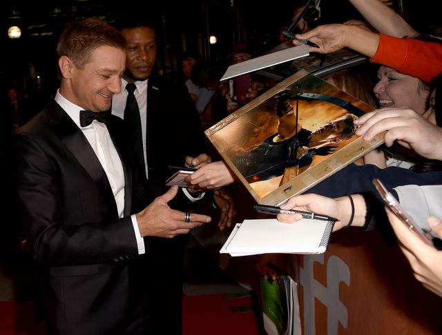 ジェレミー・レナーを笑顔で見つめるエイミー・アダムス！第41回トロント映画祭フォトギャラリー（9枚目）