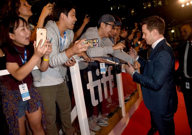 ジェレミー・レナーを笑顔で見つめるエイミー・アダムス！第41回トロント映画祭フォトギャラリー（13枚目）