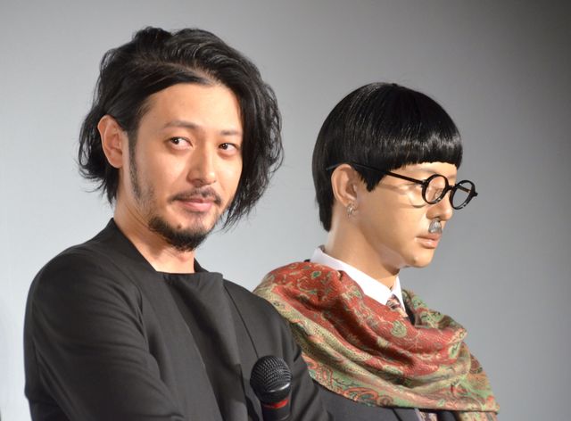 オダジョーそっくりのマネキンに苦笑…映画『FOUJITA』初日舞台あいさつ【フォトギャラリー】（3枚目）