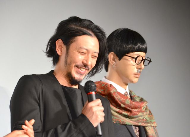オダジョーそっくりのマネキンに苦笑…映画『FOUJITA』初日舞台あいさつ【フォトギャラリー】（9枚目）