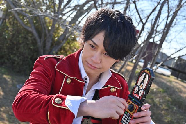 フリント＆結婚相手のラブラブ2ショット!?「ツーカイザー×ゴーカイジャー」場面写真（2枚目）