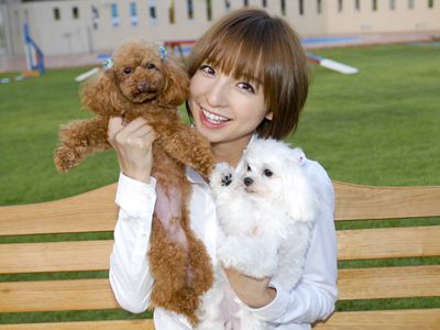 撮影現場を訪れた自身の愛犬とにっこりポーズ！　篠田麻里子